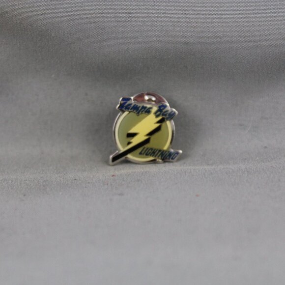 Tampa Bay Lightning Pin (vtg) - Original Team Logo - Celluloid Pin - Picture 3 of 3